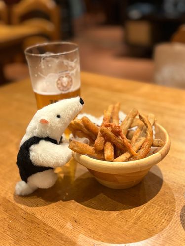 同居人の人はビールが好きみたいの
よく酒場につれていかれるの
わたしはポテトでもたべよかの