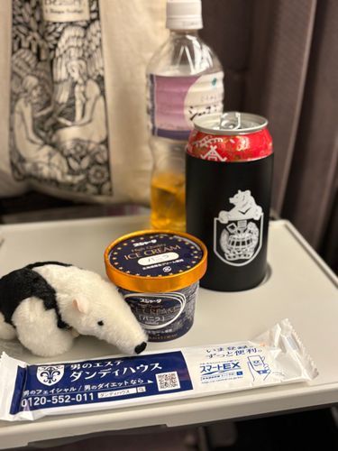 ぐりーんしゃ　に初めてのったの
おしぼりがもらえるの
アイスも運んでもらえるの🍨
またこの人ビールのんでるの🍺
