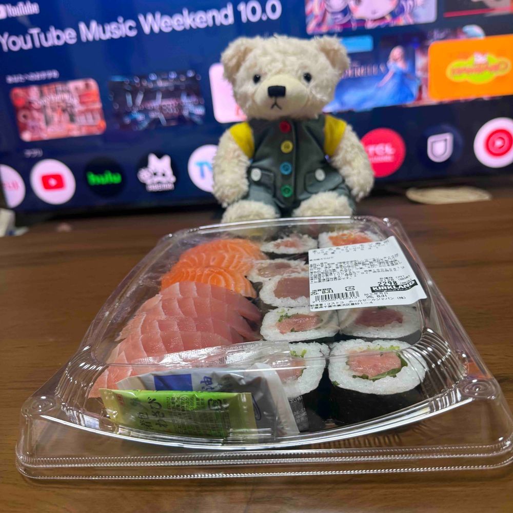 ごん、ままとこすこ、いてきた🐻‍❄️🛒
おかしに、おしゅしに、いろいろかてきた。
いちまいめは、おかしのちゅめあわせのはこ。しゅごいおっき🐻‍❄️
なかは、おかしの、ちちゃいふくろが、たくしゃんはいてる。
さんまいめは、おしゅし。ごんのしゅきな、しゃーもんが、はいてる🐻‍❄️🐟
よんまいめは、べにえ、ていうどなちゅみたいな、おかし。
でずにーの、てぃあな、ておひめしゃまがつくるのとくいの、おかし🐻‍❄️👑
こなこなどーなちゅで、おいし🐻‍❄️🍩