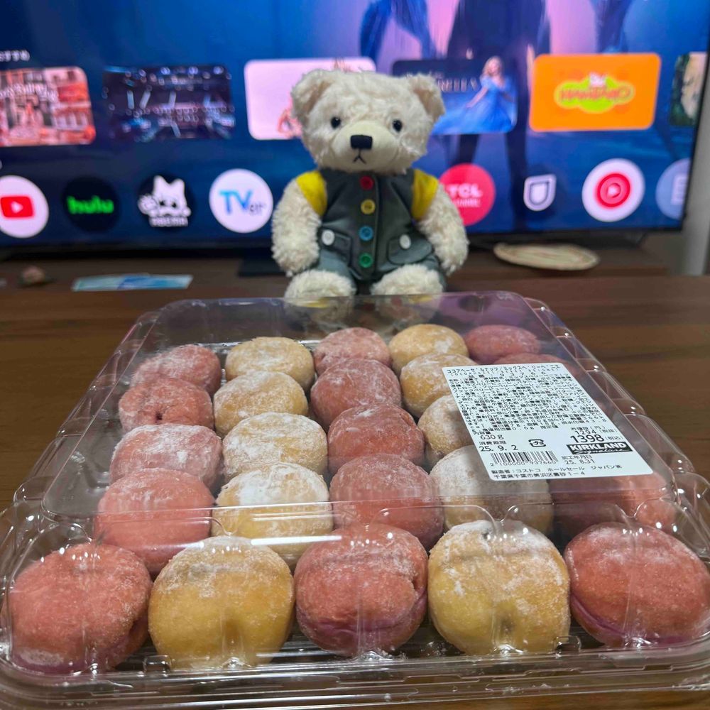 ごん、ままとこすこ、いてきた🐻‍❄️🛒
おかしに、おしゅしに、いろいろかてきた。
いちまいめは、おかしのちゅめあわせのはこ。しゅごいおっき🐻‍❄️
なかは、おかしの、ちちゃいふくろが、たくしゃんはいてる。
さんまいめは、おしゅし。ごんのしゅきな、しゃーもんが、はいてる🐻‍❄️🐟
よんまいめは、べにえ、ていうどなちゅみたいな、おかし。
でずにーの、てぃあな、ておひめしゃまがつくるのとくいの、おかし🐻‍❄️👑
こなこなどーなちゅで、おいし🐻‍❄️🍩