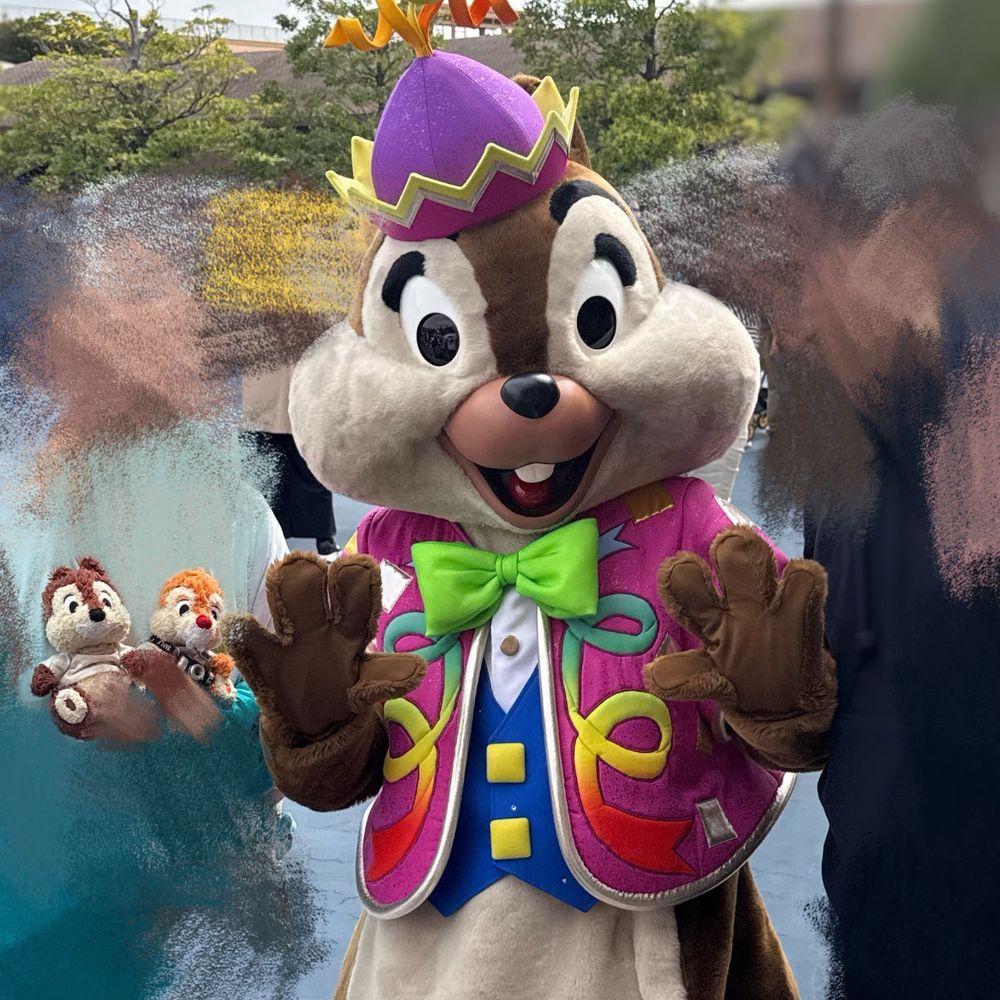 みんなやっほー
でーるだよ
きのうは、でずにーしーにいってきたよ
でずにーしーは、25さいになったみたい
あおいろの、おいわいのかざりがたくさんあったよ
きのうは、けっこうすいてて、らっきーだった

それでさあ、ぼくたちが、にゅうえんしたら、おっきいぼくとちっぷがいたんだ
おしゃしんとってもらったよ
おっきいぼくたち、かっこよかった〜

おしゃしん、まだたくさんあるから、またみてほしいな〜
