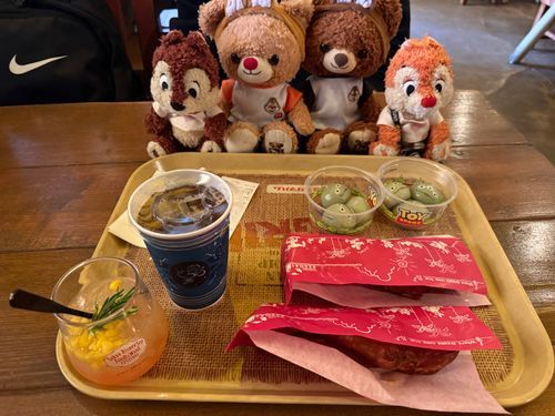 みんな、こんもん！
もん　もんよ🐻
でずにーしーで、いろんなごはんをたべたから、みせるもんね
でずにーしーは、ふーどわいんへすってのを、いまやってるもんよ
いろんなおちゅまみとか、おさけがあるもんね
いちまいめのおれんじいろのと、にまいめの、あいしゅこーひーみたいなのは、じちゅはおしゃけもんよ🐻🍷
もんたちは、おちゅまみと、じゅーちゅを、たくさんたべたもんよ
ぽっぷこーんも、げんていのあじがあって、おいしかったもんね
ほたてがーりっくばたーもん、うまかもん！