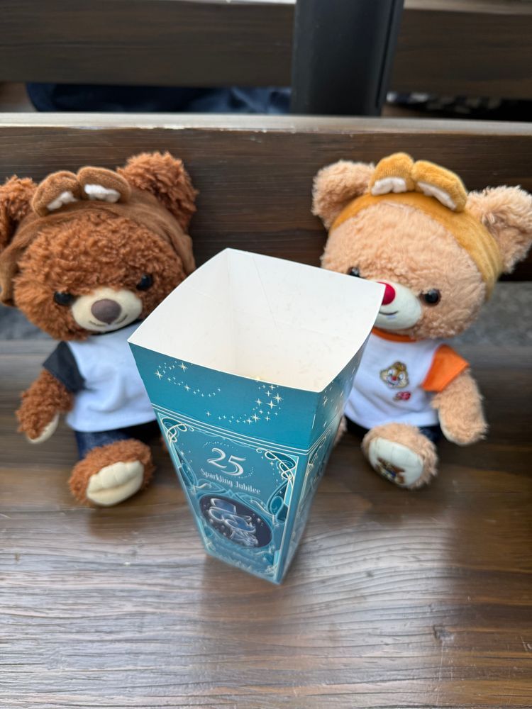 みんな、こんもん！
もん　もんよ🐻
でずにーしーで、いろんなごはんをたべたから、みせるもんね
でずにーしーは、ふーどわいんへすってのを、いまやってるもんよ
いろんなおちゅまみとか、おさけがあるもんね
いちまいめのおれんじいろのと、にまいめの、あいしゅこーひーみたいなのは、じちゅはおしゃけもんよ🐻🍷
もんたちは、おちゅまみと、じゅーちゅを、たくさんたべたもんよ
ぽっぷこーんも、げんていのあじがあって、おいしかったもんね
ほたてがーりっくばたーもん、うまかもん！