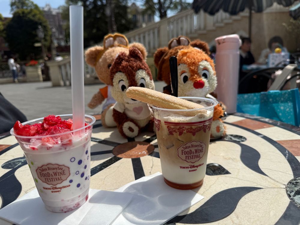 みんな、こんもん！
もん　もんよ🐻
でずにーしーで、いろんなごはんをたべたから、みせるもんね
でずにーしーは、ふーどわいんへすってのを、いまやってるもんよ
いろんなおちゅまみとか、おさけがあるもんね
いちまいめのおれんじいろのと、にまいめの、あいしゅこーひーみたいなのは、じちゅはおしゃけもんよ🐻🍷
もんたちは、おちゅまみと、じゅーちゅを、たくさんたべたもんよ
ぽっぷこーんも、げんていのあじがあって、おいしかったもんね
ほたてがーりっくばたーもん、うまかもん！