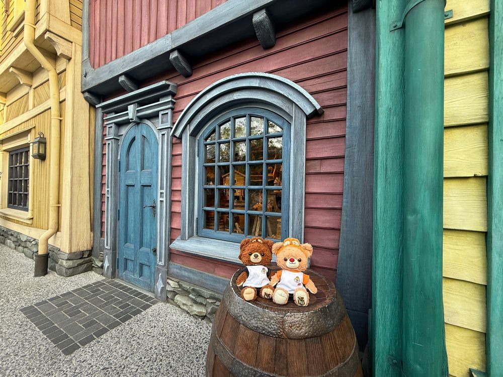 やっほー！ぶらんだよ！
これで、でずにーしーのにっきは、おしまい！
すいてたからねえ、にんきのあとらくしょん、ぜんぶのれたのー！
あなゆきに、らぷんつぇるに、そありんに、ぴーたーぱんに、といすとーりー！
たのしかった！
ひとがすくないからね、ぶらんたちのおしゃしんも、いろいろとってもらったよ！
おしゃしんとってたら、おんなのこがね、かわいいっていってくれたんだ！えへへー！
また、みんなで、でずにーいきたいなあ！
みんな、おしゃしんみてくれてありがとう！
