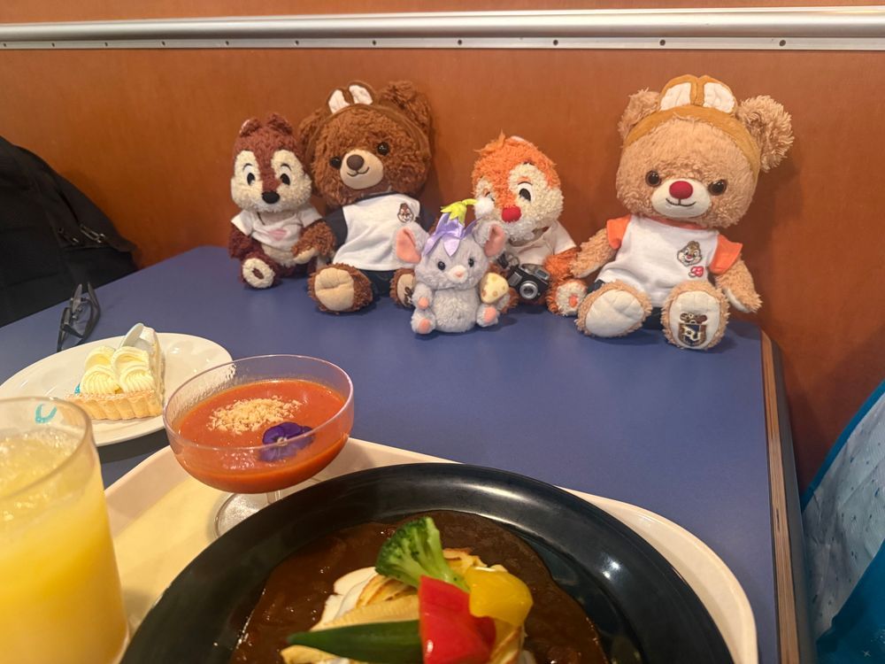 やっほー！またぶらんだよー！
じつはねえ、でずにーしーで、おとうとができたの！
ちーずっていうんだよー！ねずみさんなの！
ようせいのくにでね、じょおーさまのとこで、うまれたんだって！
ぶらんがね、このこは、ぶらんのおとーとになる！っておもったの、だから、ままにゆったの！
まだうまくおしゃべりできないんだけどね、ぶらんがおしえてるの！
ぶらんにい　って、いってもらうんだー！
ごんちゃんは、ちーずがきて、ままがとられちゃうんじゃないかって、おもってるみたい
ちーずいいこだよって、ぶらんがおしえてあげてるんだ
まだなかよしになるまで、ちょっとじかんかかるかもね！