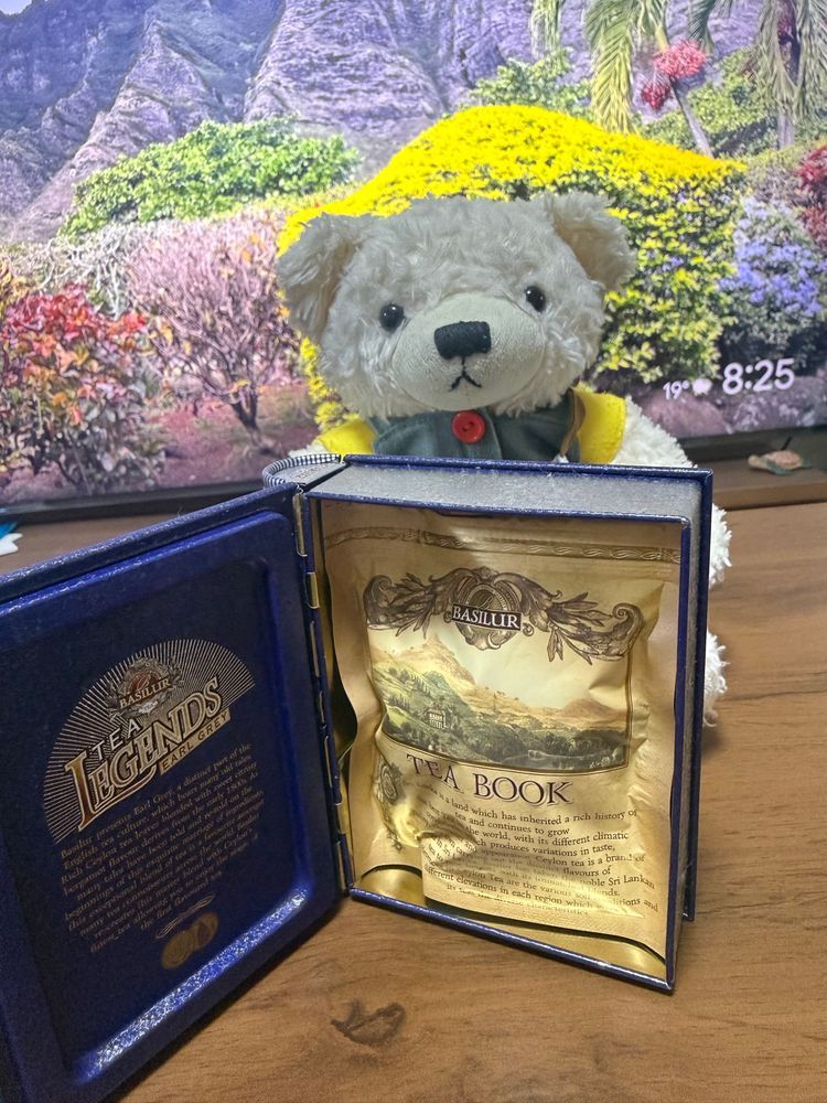 ままが、じゅっととっといてる、おちゃ🐻‍❄️☕️
ばしーらーちーていう、がいこくのおちゃのおみせ
かんかんが、かこいいごほんのかたち
なかのおちゃのふくろも、むかしのごほんみたいに、なてる
ちょと、あけるのもたいない…🐻‍❄️