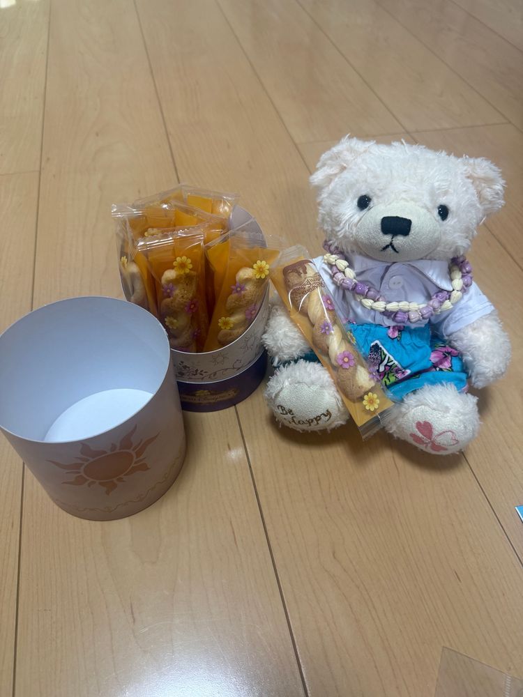 でずにーしーから、おみやげとどいた
まま、でずにーのときは、いちゅも、にもちゅやしゃんに、おみやげかてきてもらてる。たくしゃんかうから、てゆてた、やれやれ…🐻‍❄️

ごんの、おしゅしゅめは、おかし
さんまいめのおさしん、らぷんちぇるの、かみのけみたいな、おかし。さくさくの、ぱい🐻‍❄️🥧
よんまいめのおさしん、あまいとしょぱいのおかし
ひだりがちょこのおかし、みぎは、ぎょーざのあじがしゅる、ぱりぱりすぱれっきのおかし🐻‍❄️🥟
ままが、おしゃけのおちゅまみにいいて、ゆてた。おともだちのズッちゃんにおしゅしゅめ🐻‍❄️👍