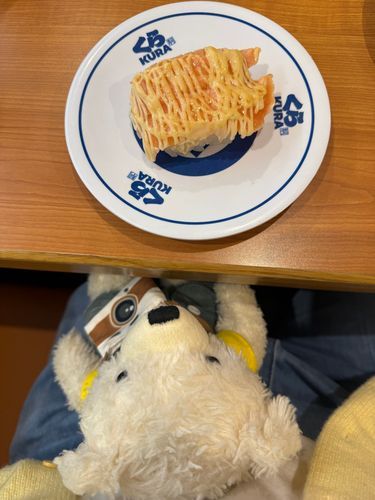 きのうのごん、しゅごいぼうけんした
おひるごはん、くらじゅしいて、しゃーもんたべた🐻‍❄️🍣
びくらぽんも、あたた🐻‍❄️🟢
ごん、それでおしまいとおもた

そしたら、ままが、これからがおたのしみだよ、てゆて
でんしゃたくしゃんのて、ぴくしゃーてん、きた
ごん、びくりした
またちゅじゅきのせる🐻‍❄️