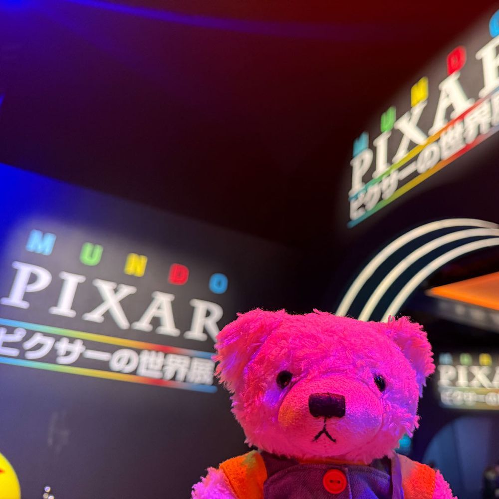 きのうのごん、しゅごいぼうけんした
おひるごはん、くらじゅしいて、しゃーもんたべた🐻‍❄️🍣
びくらぽんも、あたた🐻‍❄️🟢
ごん、それでおしまいとおもた

そしたら、ままが、これからがおたのしみだよ、てゆて
でんしゃたくしゃんのて、ぴくしゃーてん、きた
ごん、びくりした
またちゅじゅきのせる🐻‍❄️