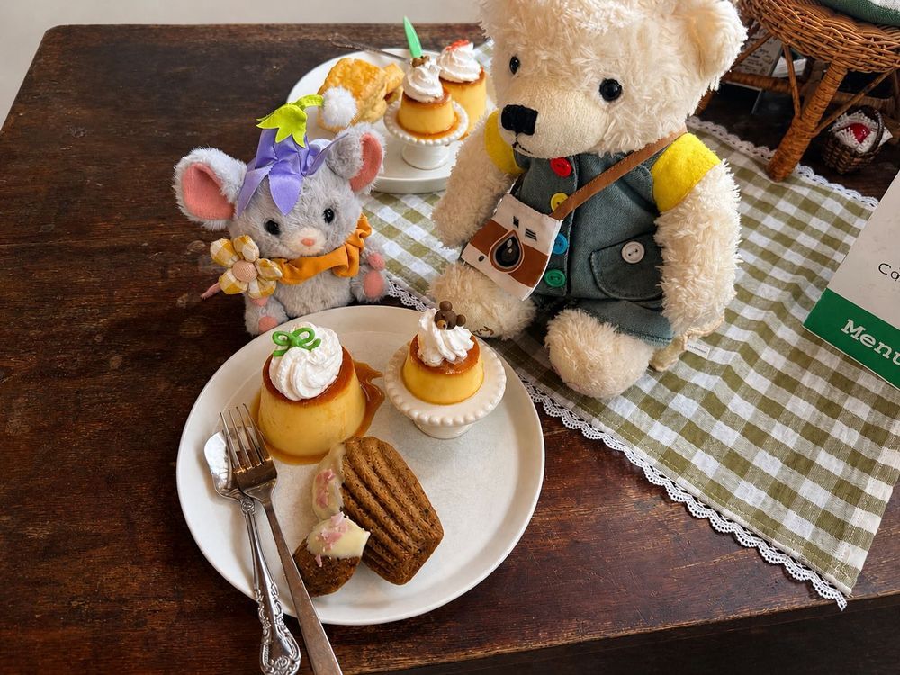ごん、じゅといきたかた、おちゃやしゃん、おとーとの、ちぃずと、いてきた
ルゥてんちょ🦊がやてる、ごんたちがおきゃくしゃんなれる、とくべちゅの、かへ

ごんたちがよめる、めぬー、どうぞしてくれた
ごんたちのおなまえかいてある、はたも、おいてくれた
ごんの、おかしとおちゃもくれた
しゅごくしゅごく、やさし、おみせ🐻‍❄️🌼

ほかのおせきも、おーちのひととおかしたのしくたべてる、おともだち、いぱいいた
ごん、うれしかた
また、ルゥてんちょにあいにいきたい🐻‍❄️🍰✨