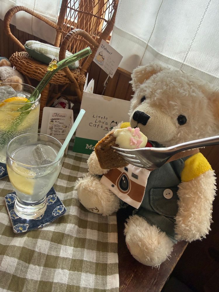 ごん、じゅといきたかた、おちゃやしゃん、おとーとの、ちぃずと、いてきた
ルゥてんちょ🦊がやてる、ごんたちがおきゃくしゃんなれる、とくべちゅの、かへ

ごんたちがよめる、めぬー、どうぞしてくれた
ごんたちのおなまえかいてある、はたも、おいてくれた
ごんの、おかしとおちゃもくれた
しゅごくしゅごく、やさし、おみせ🐻‍❄️🌼

ほかのおせきも、おーちのひととおかしたのしくたべてる、おともだち、いぱいいた
ごん、うれしかた
また、ルゥてんちょにあいにいきたい🐻‍❄️🍰✨