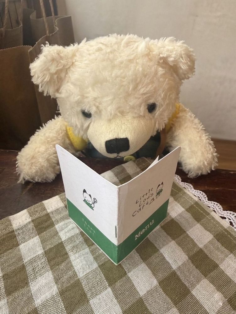 ごん、じゅといきたかた、おちゃやしゃん、おとーとの、ちぃずと、いてきた
ルゥてんちょ🦊がやてる、ごんたちがおきゃくしゃんなれる、とくべちゅの、かへ

ごんたちがよめる、めぬー、どうぞしてくれた
ごんたちのおなまえかいてある、はたも、おいてくれた
ごんの、おかしとおちゃもくれた
しゅごくしゅごく、やさし、おみせ🐻‍❄️🌼

ほかのおせきも、おーちのひととおかしたのしくたべてる、おともだち、いぱいいた
ごん、うれしかた
また、ルゥてんちょにあいにいきたい🐻‍❄️🍰✨