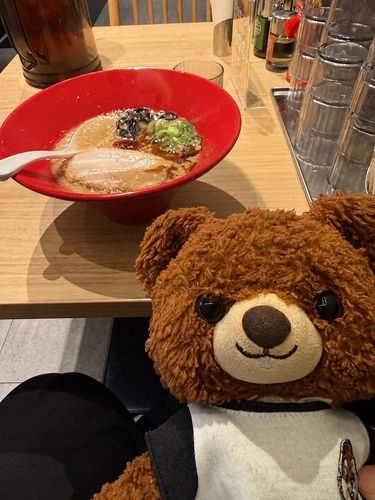 みんな、こんもん！
もん　もんよ！
ままのびょーいんにちゅきそいしたあと、らーめんたべにいったもんね
いっぷーどーってとこもんよ
ここは、はかたらーめんのおみしぇもんね。きれいでおされなおみしぇもんから、おんなのひとのおきゃくさんが、おおかもん

いっぷーどーは、ぴりからもやしとか、からしたかなとか、ちいちゃいおさらに、じゆうにとっていいもん。しゅごもんよ
もんとままは、あかまる🔴てなまえの、ぴりかららーめんを、ちゅーもんしたもんよ
これが、ぱんちがあってうまかもんね