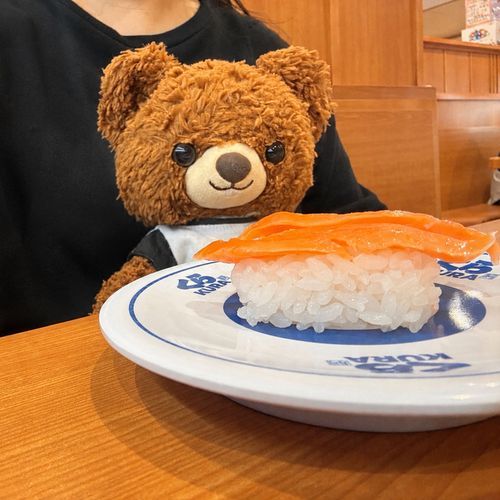 もん　もんよ！
きのう、くらじゅし、いってきたもんよ
きんよーびだから、こんどったもんね
よやくしたから、はやめにはいれてラッキーだったもん
もんも、ごんちゃんとおなじで、しゃーもんがしゅきもんよ
しゃーもんとまぐろ、いっぱいたべたもんね
ほいで、びくらぽんもまわしたもん
じじつかいせんの、やちゅが、あたったもんよ