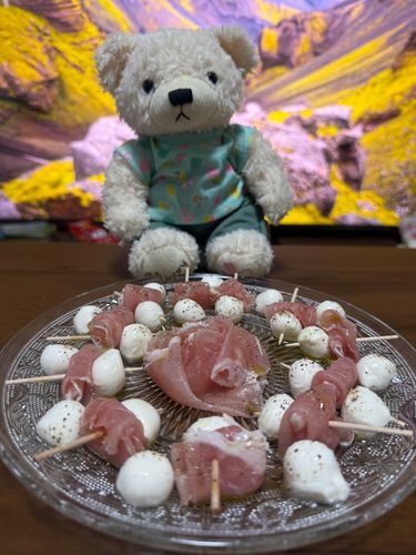 きのの、おちゅまみ
なまはむとちーじゅ
なまはむだけだと、ちょとしょぱいけど、ちーじゅあると、しょぱくなくなる
おちゅまみたべながら、てれびみた。
さいこ、むふー🐻‍❄️✨