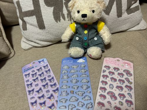 じゃじゃん
あたらししる、かてもらた
まいめろちゃん、しなもんちゃん、くろみちゃん
ひゃくえんのおみせのきゃんずーにあった
ごんがおさしんとってたら、ちぃずもきた
ちぃず、えへんしてる。でも、ちぃずしるのこと、わかてない🐻‍❄️
