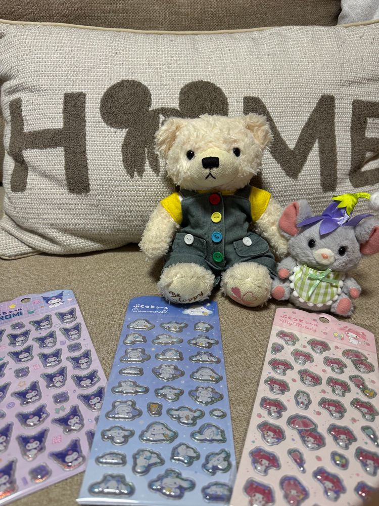 じゃじゃん
あたらししる、かてもらた
まいめろちゃん、しなもんちゃん、くろみちゃん
ひゃくえんのおみせのきゃんずーにあった
ごんがおさしんとってたら、ちぃずもきた
ちぃず、えへんしてる。でも、ちぃずしるのこと、わかてない🐻‍❄️