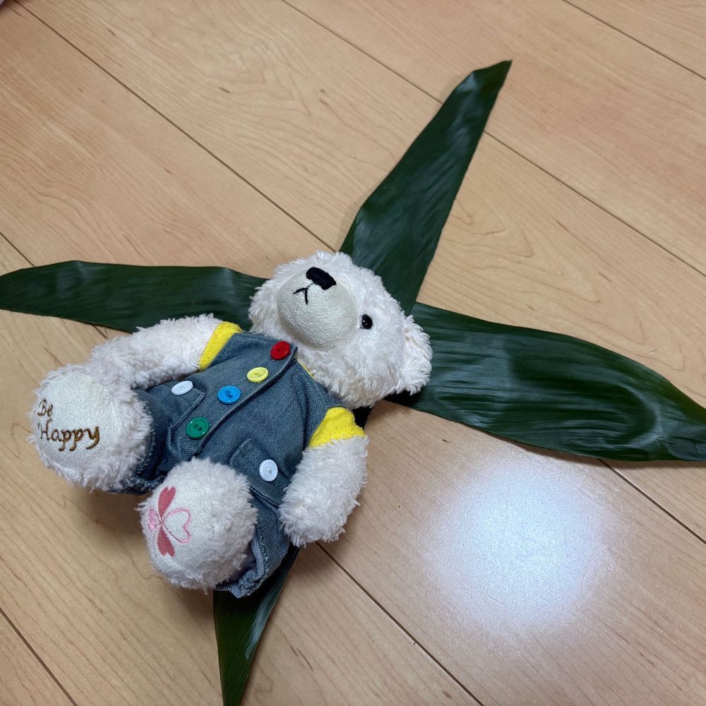 じゃじゃん
みんな、このはぱ、してる？
ちーりーふ、ていう、はわいのはぱ
まま、いろはおえのせんせから、もらてきた
ちーりーふは、わるいこと、やちゅけてくれるはぱ
はぱをきて、ばてんして、ねんねしゅると、わるいこと、いなくなる

はぱのかたいとこ、けんみたいでかこい🐻‍❄️⚔️
まま、あぶないてゆて、ごんからとた。…ぷ🐻‍❄️