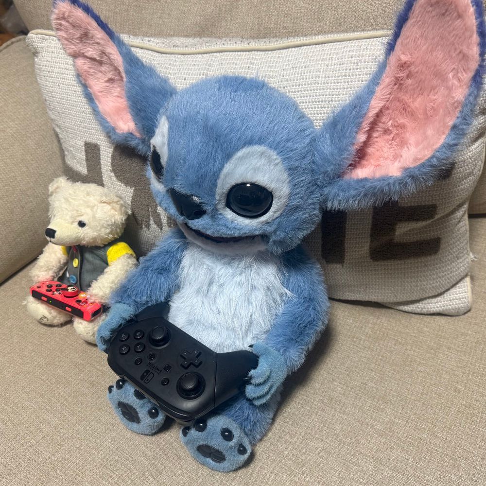 すてぃち、ごんにいあしょぼ、てゆてきた
ごん、すてぃちのにに…？
ごん、ににだから、すてぃちとあしょんであげた
ごんのおきにりり、ぶーぶ
すてぃちと、きょーそした
すてぃち、ぶーぶ、うまかた
ごんも、まけない

そりで、すいっちで、げーむした
すてぃち、けこちゅよい
ごんも、まけない

まま、すてぃちとあしょぶ、たのしかた？てごんに、ゆてきた
ちょとたのしかた。ちょと🐻‍❄️
すてぃち、ちょといいこ
ごん、すてぃちのにに、なてあげてもい🐻‍❄️