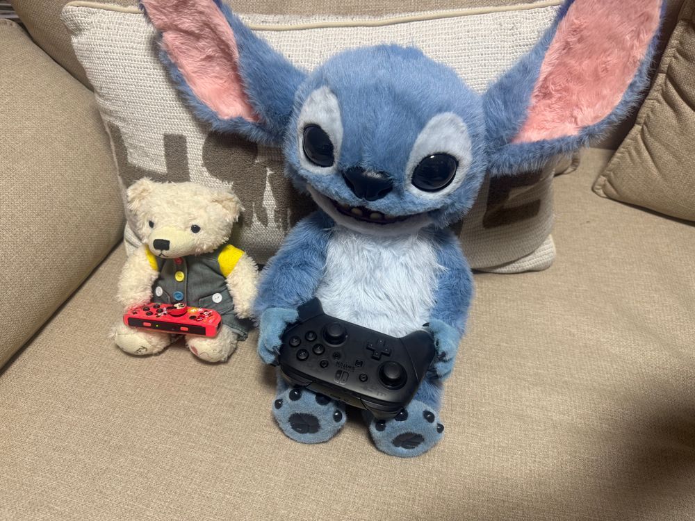 すてぃち、ごんにいあしょぼ、てゆてきた
ごん、すてぃちのにに…？
ごん、ににだから、すてぃちとあしょんであげた
ごんのおきにりり、ぶーぶ
すてぃちと、きょーそした
すてぃち、ぶーぶ、うまかた
ごんも、まけない

そりで、すいっちで、げーむした
すてぃち、けこちゅよい
ごんも、まけない

まま、すてぃちとあしょぶ、たのしかた？てごんに、ゆてきた
ちょとたのしかた。ちょと🐻‍❄️
すてぃち、ちょといいこ
ごん、すてぃちのにに、なてあげてもい🐻‍❄️