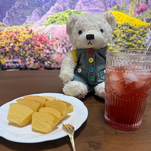 おちゃのじかん🐻‍❄️☕️
むじるしの、ばむくへんと、かししゅのじゅーしゅ
かししゅのじゅーしゅ、しゅごくにんき
あんまし、うてない
おみせ、みっちゅまわて、やとあた
ばむくへん、もものあじ🐻‍❄️🍑
ほんとの、もものあじ、しゅる。しゅごい
ふわふわで、おいしかた🐻‍❄️🧁