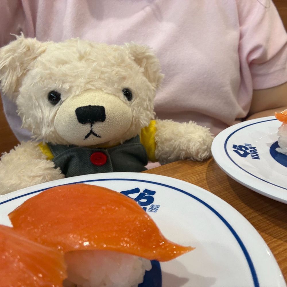 きのーのごん
えいがみて、おしゅしたべた
えいがは、といしゅとーりー
おさしんのうっじー、にんげんしゃんておもわれちゃたから、おかおないないした🐻‍❄️😶‍🌫️
ごん、はじめてえいがかんで、といしゅとーりーみた。おはなしよかた
まま、ないてた。ごんやれやれ🐻‍❄️
えいがのあと、くらじゅしいった
やぱし、しゃーもん🐻‍❄️🐟！
びくらぽんもあたた
さんまいめのおさしん、えいがのおまけ
しゅけしゅけの、かーど🐻‍❄️？
おでかけおもいでばこに、いれた🐻‍❄️
たのしかた🐻‍❄️🌼