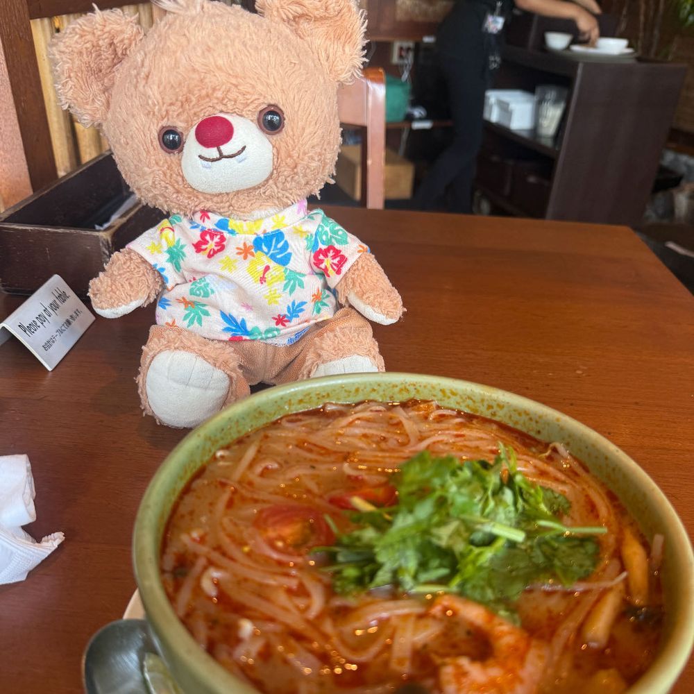 やっほー！ぶらんだよ！
おふろがんばったから、ごほうびにままとごはんたべにいったよ！
もんすーんかへ！
もんすーんかへは、こないだちぃずがいってたおみせだよ！
でもきょうはちがうばしょ！ばしょがちがうと、めぬーもちょっとちがうの！
このひはね、とむやむくんをたべたよ！あんまりからくなくて、おいしかった！
さらだといっしょにのってるのは、えびとーすと！これおいしいんだー！
またいきたーい！