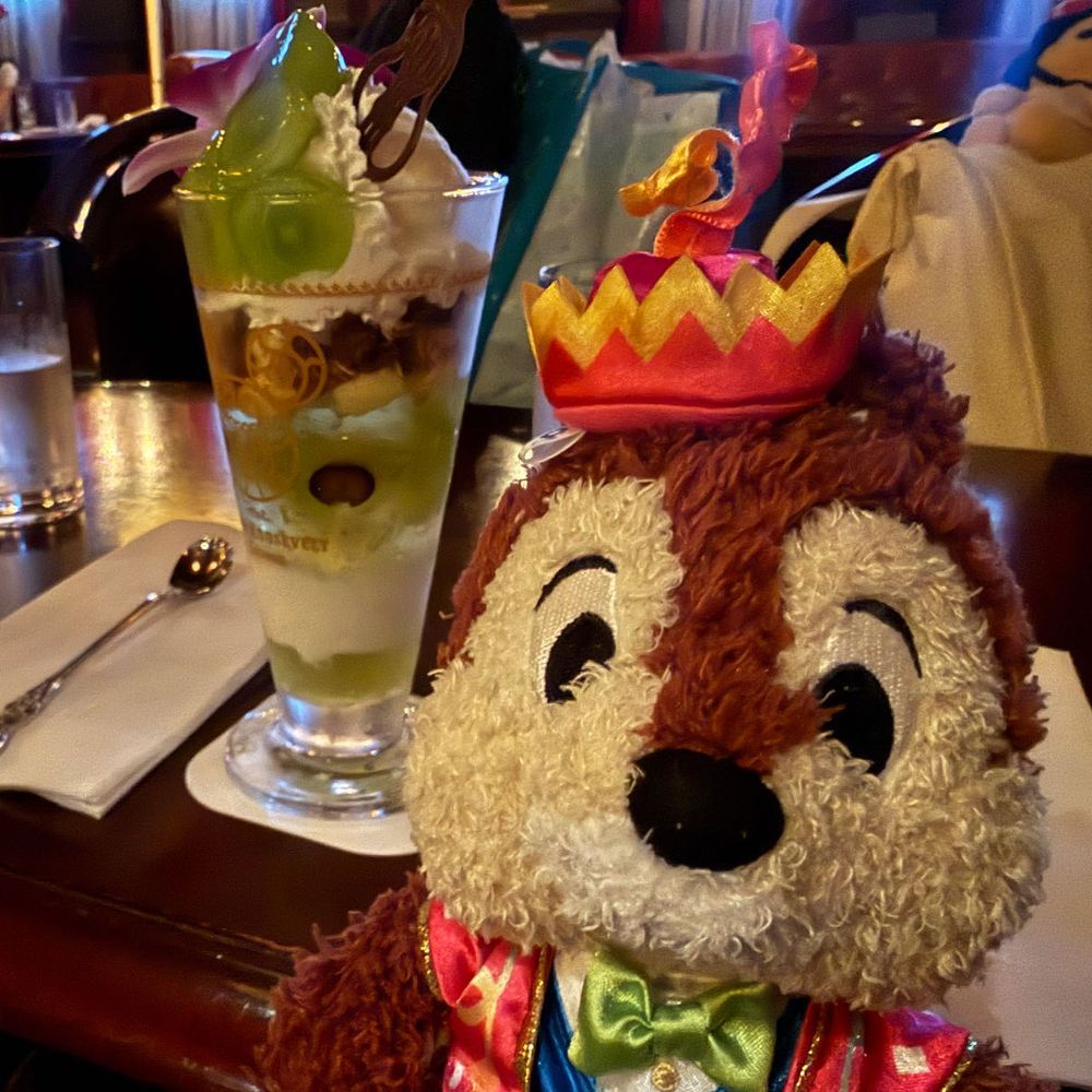 やっほー！でーるだよ
きのうのぷーたちゃんのでずにーしーのしゃしんのつづきだよ
これで、でずにーしーのおしゃしんはおしまい

ジーニーにあったりー、あとおたかいバーにもいってきたんだよ
バーでぱへたべてー、おさけのはいってないカクテルものんだよ
このバーはね、るーずべるとだいとりょうの、バーなんだ
すごくにんきだから、はいれてラッキー
るーずべるとだいとりょうは、テディベアのうみのおやだから、くまさんもいたよ
おとなってかんじのおみせでどきどきしたけど、たのしかったーん