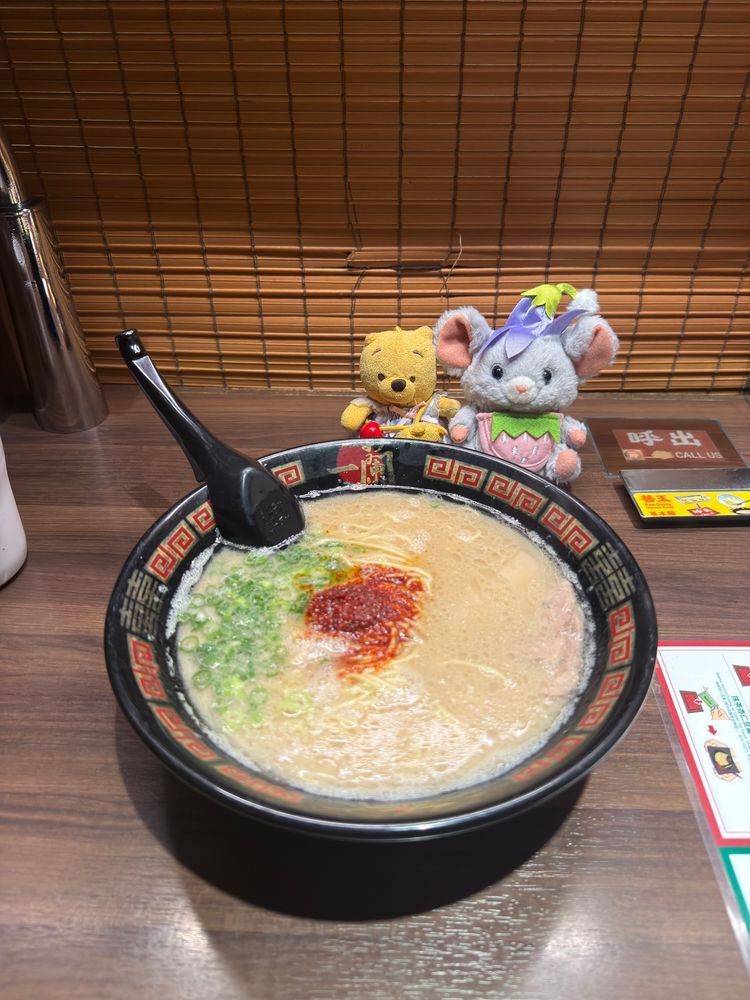 🐻ぷーこゆ
ちぃずといっしょに、いちらんいってきたゆ
ちぃずは、はじめてのいちらんゆ
すこしずつすずしくなってきたゆから、あつあつらーめん、こいしくなってくるゆね
ねね(ごんちゃんのまま)は、スープこいめニンニクこいめの、こいこいがすきらしいゆ
ほどほどにしてほしいゆ
🐭らーめん❗️おいし❗️