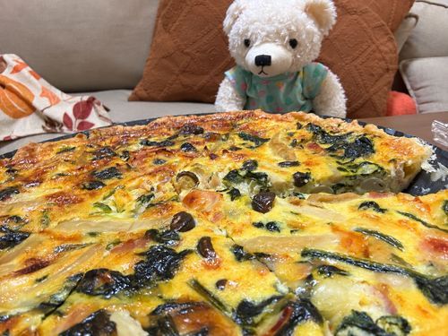 ごん、ままときっしゅちゅくた🐻‍❄️🍳
きっしゅ、ときどきちゅくる
じょずにつくる、むつかし
このきっしゅ、ちょとしぱい
でも、おいしかた
ごん、またままとちゅくる🐻‍❄️