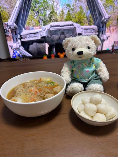 きょ、じゅーごや🐻‍❄️🌕
なんか、おちゅきさまがしゅごいひ？
きょは、だんごだんごごはん
にくだんごしゅーぷと、ごんがこねこねしたおだんご
おだんご、こなこなでできてる、しらなかた
おみずいれたら、もちもちなて、おもしろかた
きなことおしゃとうかけて、いただきましゅ🐻‍❄️🙏