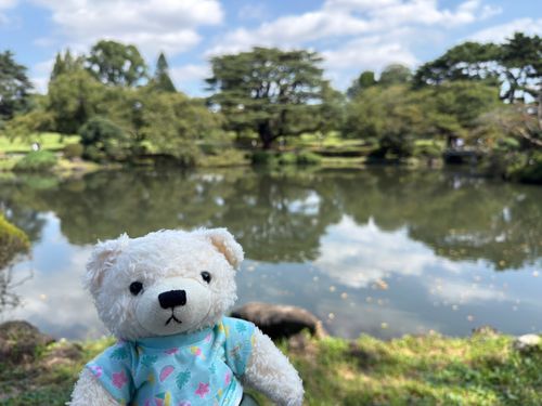 ごん、しんじゅくの、おっきなこーえん、いてきた
おっきなおいけ
すけすけのおーちのなかに、いろんなはっぱしゃんとおはなしゃん
はわいのおいももあった。みっちゅめのおさしん。
よんまいめのおさしん、こーえんのなかのしゅたば
こーえんのおっきなおいけ、みて、おやちゅのじかんした
がいこくのひと、いぱいいて、ちょとどきどきした
ごん、ままのかばん、かくれんぼした