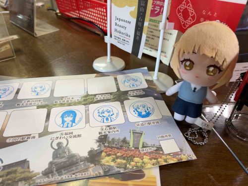 地道に進めて残り3つになったよ
大室家というアニメのスタンプラリーをやってるんだ

この子は最近お家にきた撫子さん、女の子で可愛らしいんだ
あとの3つはこの子がナビゲートするんだ、よろしくね