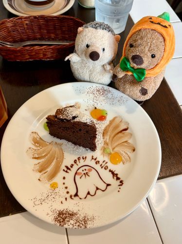 はっぴーはろうぃん…？って書いてあるんだって！🎃🦇🕸
ケーキとかわいいおばけちゃんのイラストだあ！うれちいね