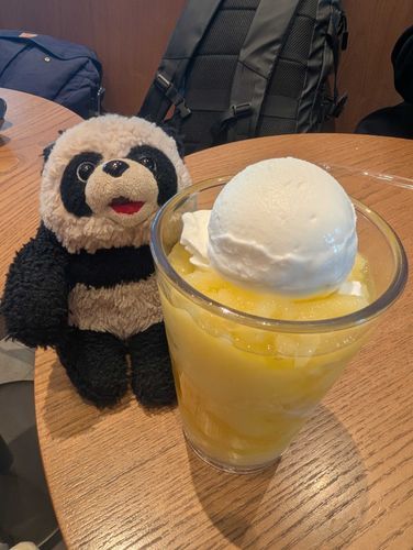 よくわからないモモの飲みもの〜🍑
おいしかったことだけはおぼえてるよ〜。
いわゆる黄桃ってやつだね〜（たぶん）
皆もおいしい飲みものあったらおしえてね〜。