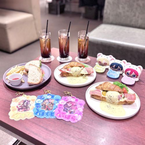カフェシナ初めてのローテーブルでした、食べるの難しかった〜(°ㅁ° ᵕ)՞°のっかりかわいい♡