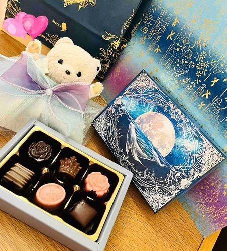 今日はバレンタインだね❣️
シアはMary’sさんのチョコ買ってもらったよ💕
お月さまと白鯨さん🐋🌕箱がすごく綺麗なんだ✨
中のチョコ美味しそう！みんなもどうぞ！！シアからのバレンタインだよ💝✨