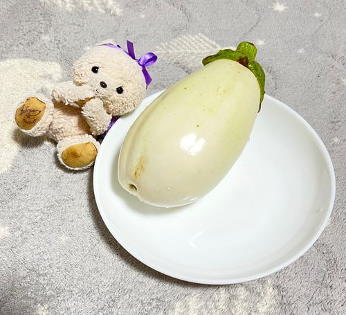 白色の珍しいなす見つけたの✨しかもシアよりもおっきい❣️
その名も「とろ〜り旨ナス」
油と炒めるのがオススメってあったからバターで炒めてみたよ🧈味つけはポン酢と醤油！！名前の通りとろ〜りしててすっごく美味しかった😋
みんなも見つけたらぜひ食べてみてね💕