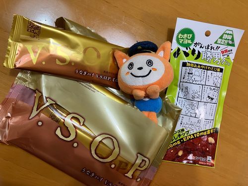 みんなにもお土産買ったにゃんよ〜