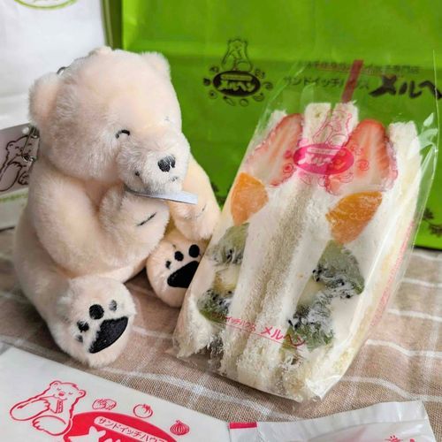 新しい仲間もかわいすぎる！
サンドイッチ見ながらサンドイッチ食べてるし

#メルヘン #メルるん #しろくま #くま