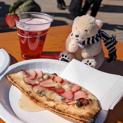 いちごのピザを目の前にしてもサンドイッチを食べる！

#メルヘン #メルるん #しろくま #くま
