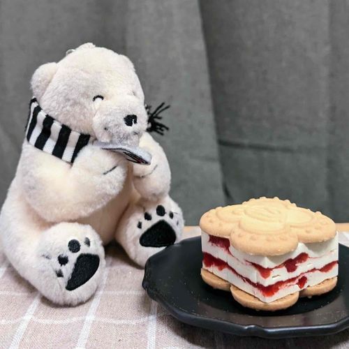 サンドイッチと勘違いしてニコニコしてるけど、それはベリールビーカットのいちごサンドだよ

#メルるん #監視員ぬいぐるみ