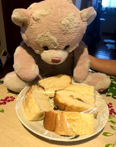 ママが作ったケーキを見つめるくま（当然のように食べられない）