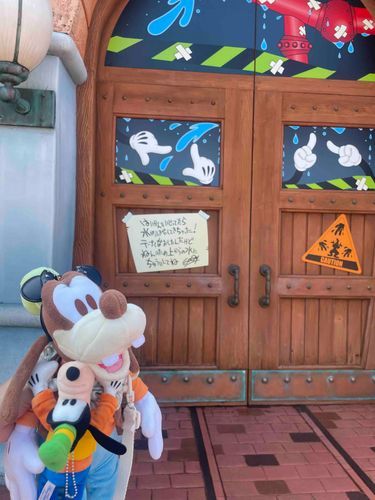 夏のディズニーランドはめっちゃ暑くてずっとここにいたかったくらい...🥵
グーフィーが配管を壊してくれたおかげで冷たい水がいっぱい浴びれたよ！💦