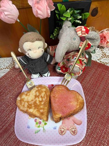ミッチーが甚平を着たのでパオミは浴衣きました‼️
ばーちゃんの娘さんがおみやげくれたので、仲良く2人で食べました🩷