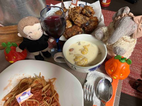 今日ハロウィンだからってばーちゃんの娘さんが、お料理いっぱい作ってくれたの☺️
ばーちゃんは朝からカーテン縫っていて、遊んでくれないからパオミ怒っていたけどお料理美味しいから嬉しい‼️