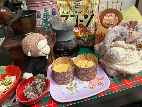 ばーちゃんお仕事終わりのティータイム☺️
ばーちゃんが焼いてくれたさつまいもケーキにマロングラッセにポップコーン😋
パオミもミッチーも大満足🩷
でもね・・・まめ🫘引いたコーヒーはパオミもミッチーもお子ちゃまだから飲ましてもらえなかった‼️