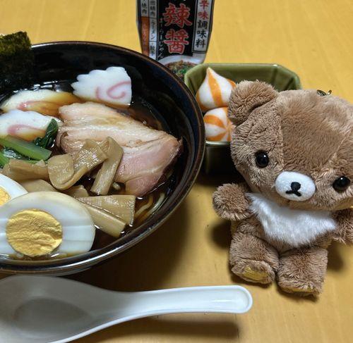 ラーメンと、だいすきなかに団子を茹でたのでたべます。