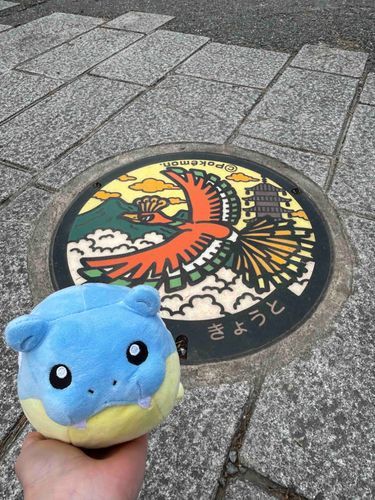 旅行中道を歩いていたらたまたま見つけた。ホウオウがとてもかっこいい！